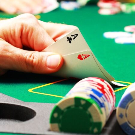 Cách chơi poker: Tất tần tật về cách chơi Poker cho người mới
