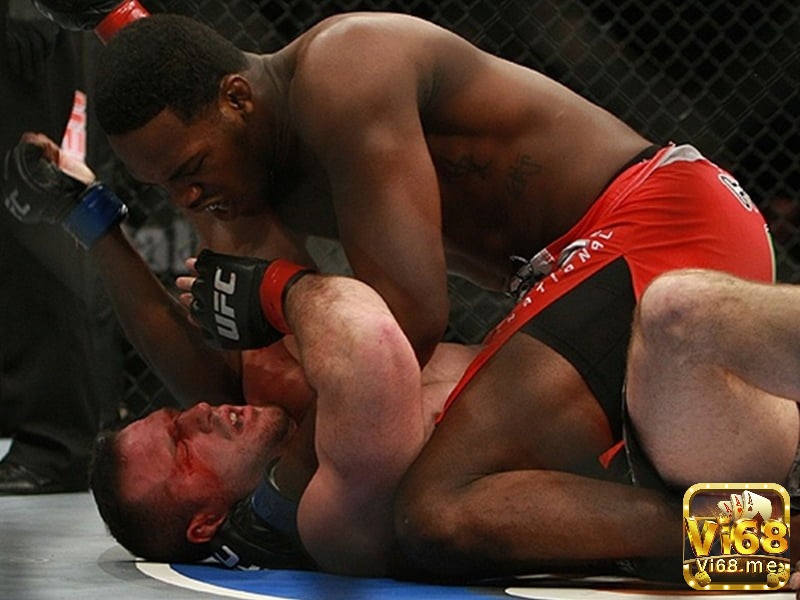 Luật thi đấu MMA là cấm móc mắt hoặc móc miệng của đối thủ